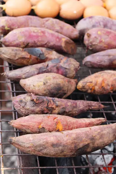 Tatlı Patates Izgara Ocakta Lezzetlidir — Stok fotoğraf