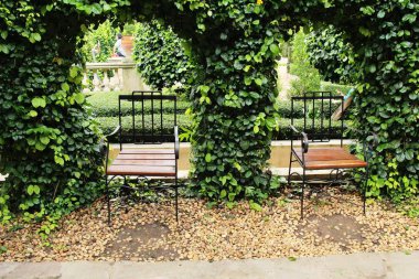 Vintage tarzı koltukları bahçede ayarla