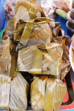 Haşlanmış balık köri yapıştır ile lezzetlidir