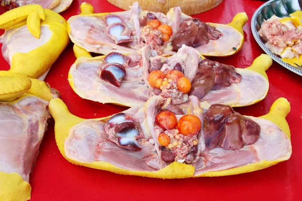 Pollo Fresco Cucinare Nel Mercato — Foto Stock