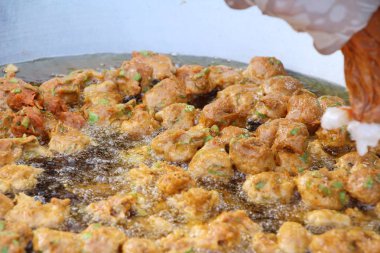 Yapma balık köftesi tavada kızarmış