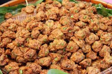 Kızarmış balık köftesi sokak gıda lezzetlidir