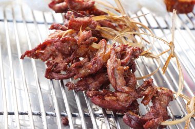 Kavrulmuş domuz sokak gıda lezzetlidir