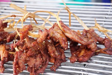 Kavrulmuş domuz sokak gıda lezzetlidir