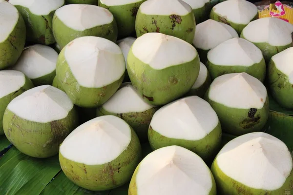 ココナッツの果実はおいしい屋台の食べ物で — ストック写真