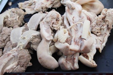 Haşlanmış domuz sokak gıda lezzetlidir