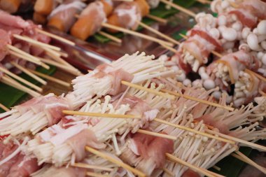 Pastırma mantar lezzetli sokak gıda sarılmış.