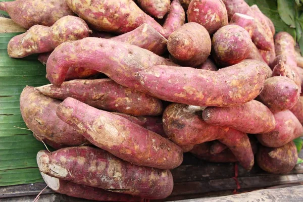 Frische Süßkartoffeln Auf Dem Markt Zum Kochen — Stockfoto