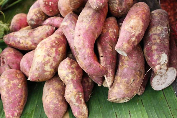 Frische Süßkartoffeln Auf Dem Markt Zum Kochen — Stockfoto