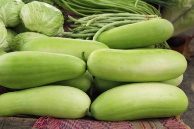 Kış sokak gıda yemek pişirmek için kavun