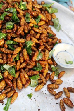 Fried ipek solucanlar sokak gıda lezzetli