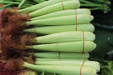 Belgili tanımlık çarşı içinde yemek pişirmek için taze Mısır