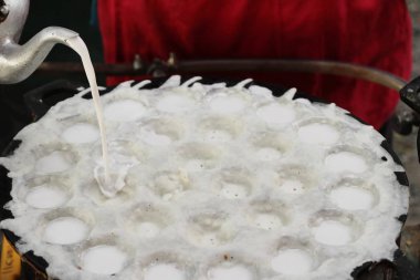 Hindistan cevizi sütü karıştırın şeker ve un, Tay tatlı