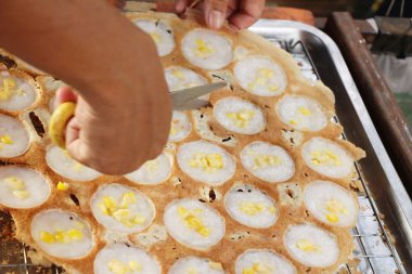 Hindistan cevizi sütü karıştırın şeker ve un, Tay tatlı