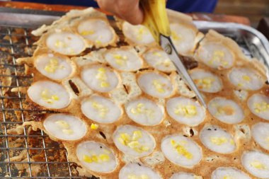 Hindistan cevizi sütü karıştırın şeker ve un, Tay tatlı