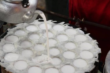 Hindistan cevizi sütü karıştırın şeker ve un, Tay tatlı