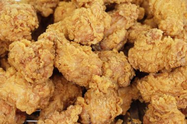 Kızarmış tavuk sokak gıda lezzetlidir