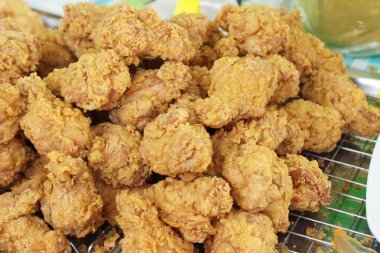 Kızarmış tavuk sokak gıda lezzetlidir