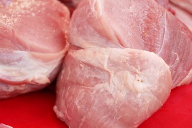 Sokak gıda yemek pişirmek için çiğ domuz eti