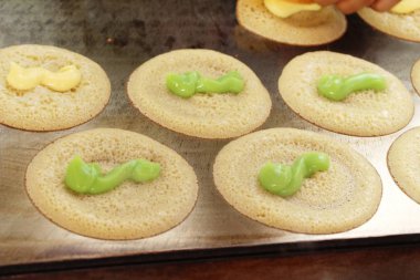 Sokak gıda lezzetli gözleme yapıyor