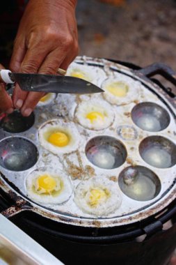 Pan çukurlara kızarmış bıldırcın yumurtası