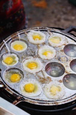 Pan çukurlara kızarmış bıldırcın yumurtası