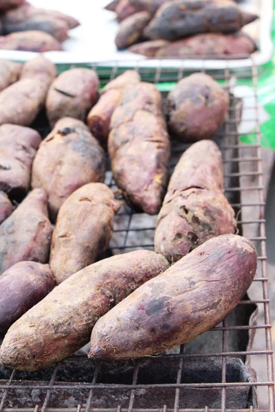 Tatlı Patates Izgara Ocakta Lezzetlidir — Stok fotoğraf