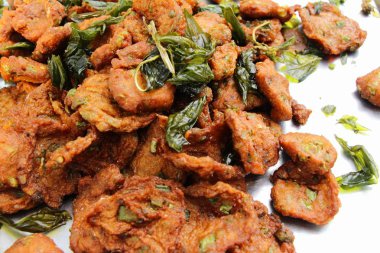 Kızarmış balık köftesi sokak gıda lezzetlidir