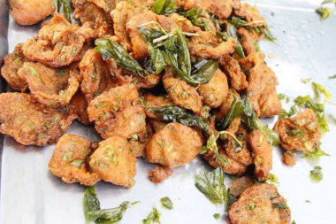 Kızarmış balık köftesi sokak gıda lezzetlidir