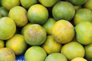 Turuncu meyve sokak gıda lezzetlidir