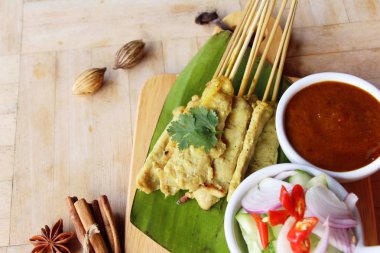 Izgara domuz eti satay soslu lezzetli