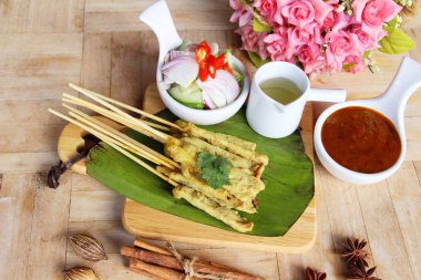 Izgara domuz eti satay soslu lezzetli