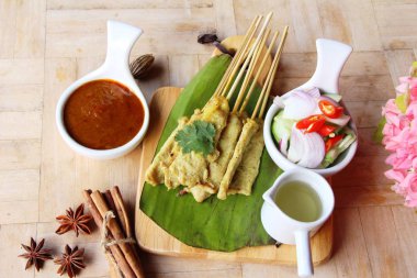 Izgara domuz eti satay soslu lezzetli