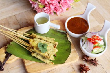 Izgara domuz eti satay soslu lezzetli