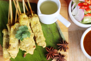 Izgara domuz eti satay soslu lezzetli