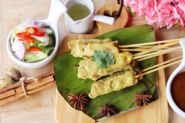 Izgara domuz eti satay soslu lezzetli