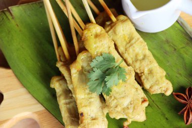 Izgara domuz eti satay soslu lezzetli