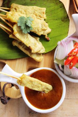 Izgara domuz eti satay soslu lezzetli