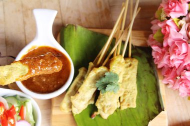 Izgara domuz eti satay soslu lezzetli