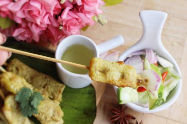 Izgara domuz eti satay soslu lezzetli