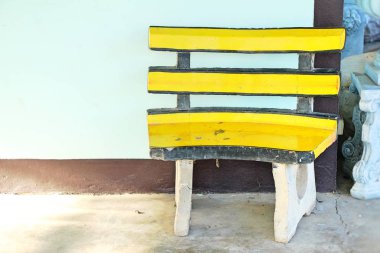 Vintage tarzı koltukları bahçede ayarla