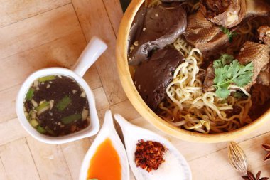 Duck Erişte ile sebze ve çorba lezzetli