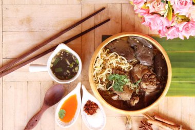 Duck Erişte ile sebze ve çorba lezzetli