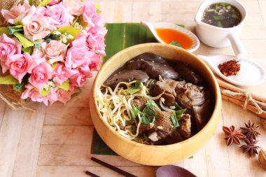 Duck Erişte ile sebze ve çorba lezzetli