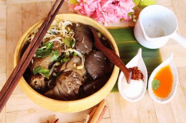 Duck Erişte ile sebze ve çorba lezzetli