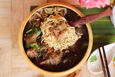 Duck Erişte ile sebze ve çorba lezzetli