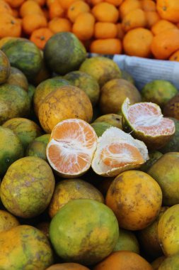 Turuncu meyve sokak gıda lezzetlidir