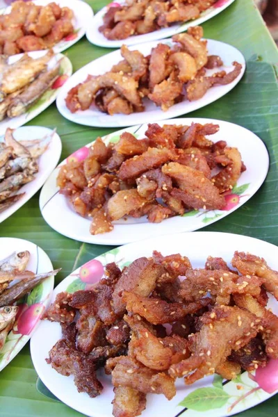 Goreng daging babi dengan bawang putih dalam makanan jalanan — Stok Foto