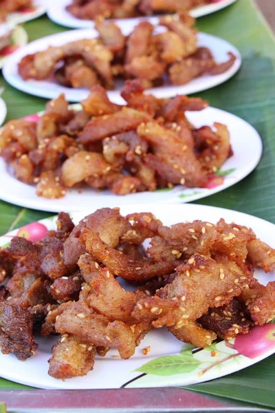 Cerdo frito con ajo en comida callejera — Foto de Stock