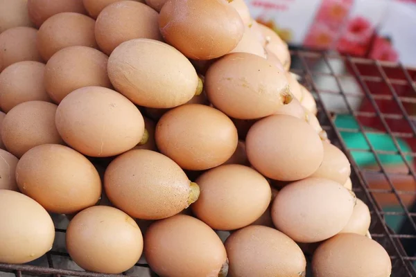 Huevos a la parrilla es delicioso en comida callejera —  Fotos de Stock